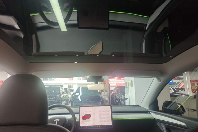 Used Tesla Model Y 2023 Long-Range All-Wheel-Drive Version Headliner