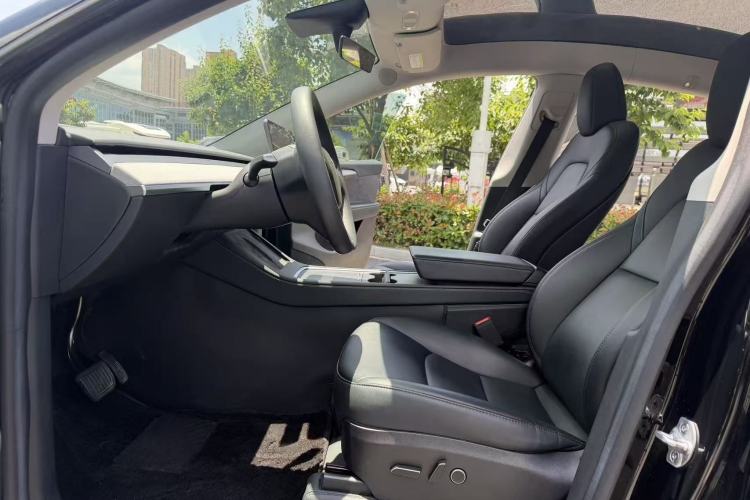 Used Tesla Model Y 2023 Rear-Wheel-Drive Version Interior 1