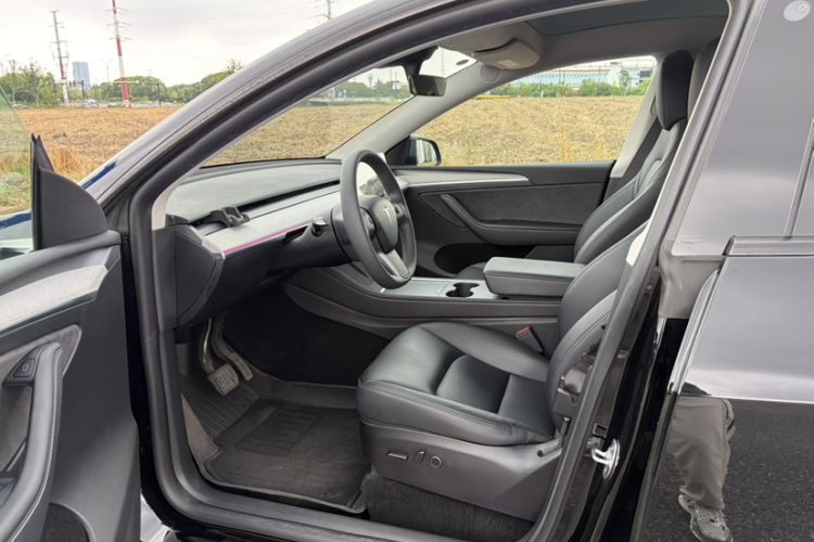 Used Tesla Model Y 2023 Rear-Wheel-Drive Version Interior 1