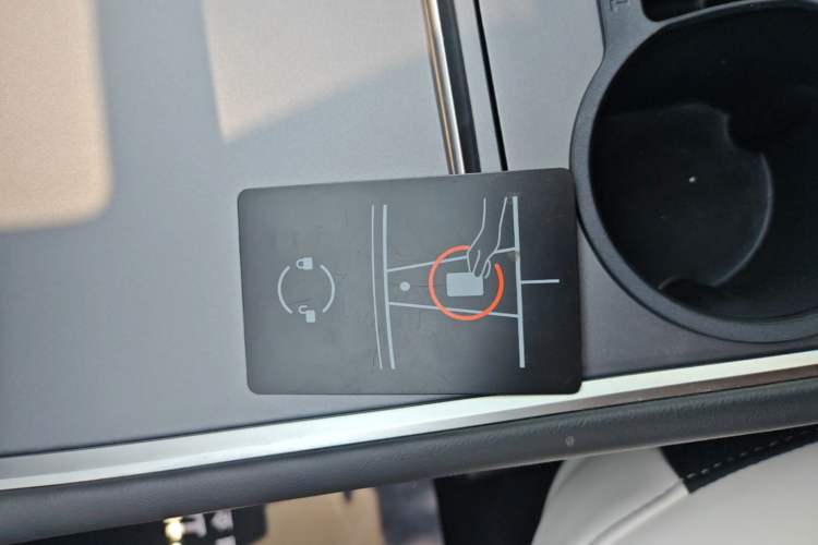 Used Tesla Model Y 2023 Long-Range All-Wheel-Drive Version Interior 1