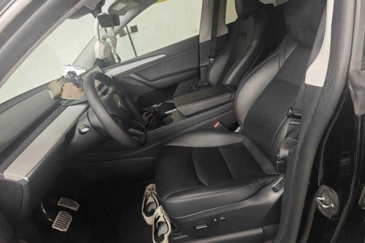 Used Tesla Model Y 2023 Long-Range All-Wheel-Drive Version Interior 1