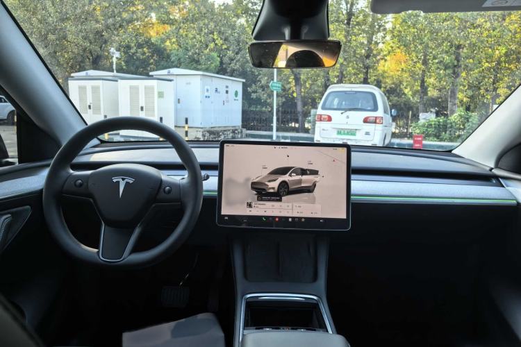 Used Tesla Model Y 2023 Long-Range All-Wheel-Drive Version Interior 1