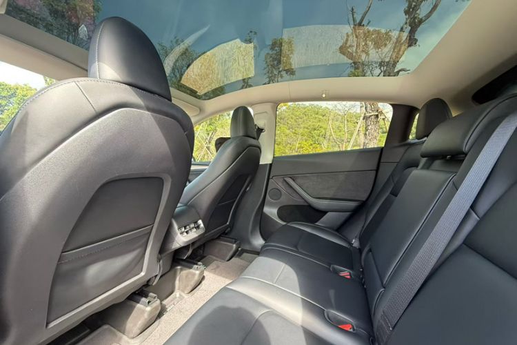Used Tesla Model Y 2023 Long-Range All-Wheel-Drive Version Interior 1
