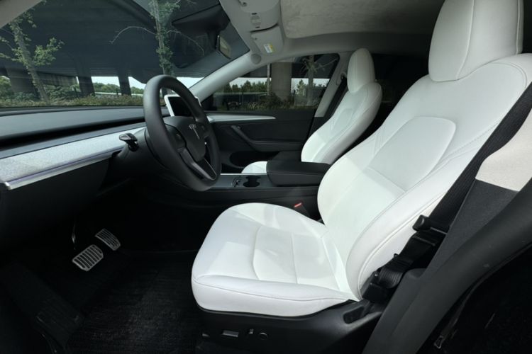 Used Tesla Model Y 2023 Rear-Wheel-Drive Version Interior 1