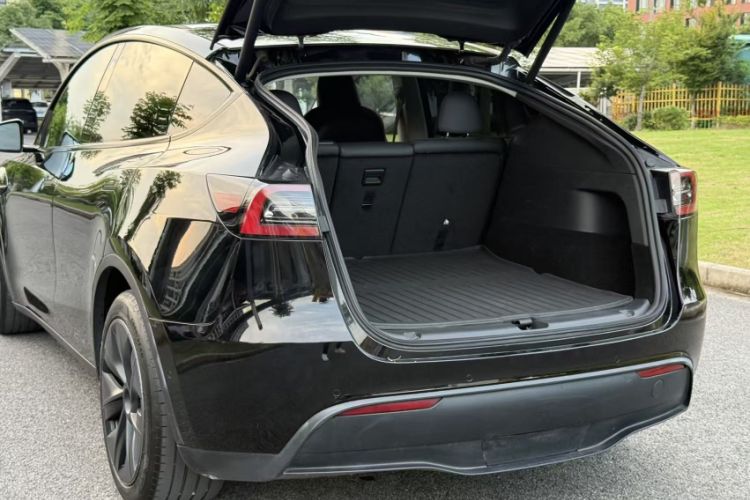 Used Tesla Model Y 2023 Rear-Wheel-Drive Version Interior 1