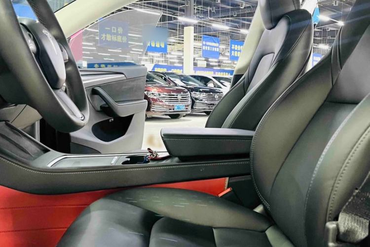 Used Tesla Model Y 2023 Long-Range All-Wheel-Drive Version Interior 1