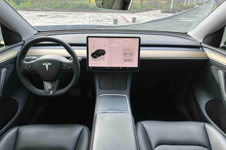 Used Tesla Model Y 2023 Long-Range All-Wheel-Drive Version Interior 10