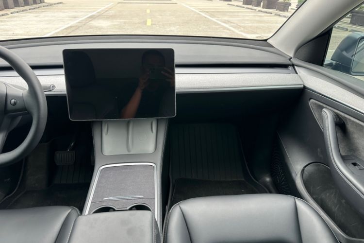 Used Tesla Model Y 2023 Rear-Wheel-Drive Version Interior 12