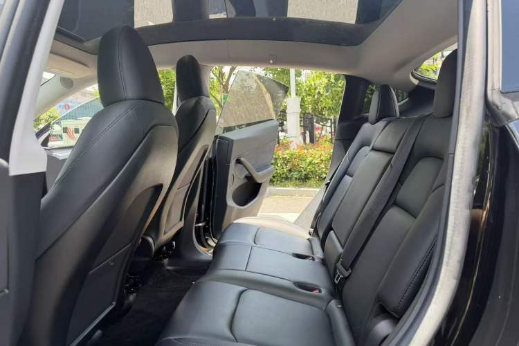 Used Tesla Model Y 2023 Rear-Wheel-Drive Version Interior 2