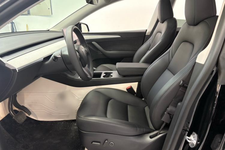 Used Tesla Model Y 2023 Rear-Wheel-Drive Version Interior 2