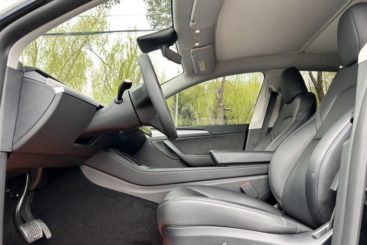 Used Tesla Model Y 2023 Long-Range All-Wheel-Drive Version Interior 2