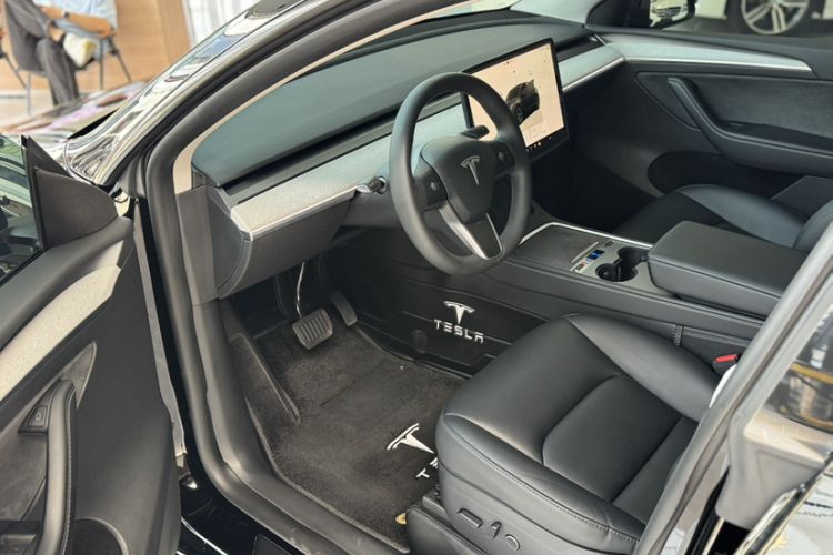 Used Tesla Model Y 2023 Long-Range All-Wheel-Drive Version Interior 2