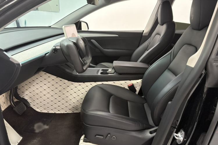 Used Tesla Model Y 2023 Rear-Wheel-Drive Version Interior 2