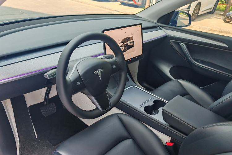 Used Tesla Model Y 2023 Rear-Wheel-Drive Version Interior 2