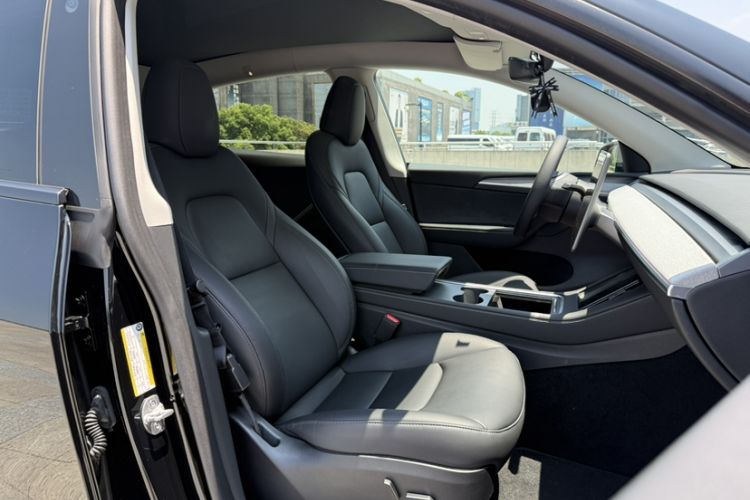 Used Tesla Model Y 2023 Rear-Wheel-Drive Version Interior 2