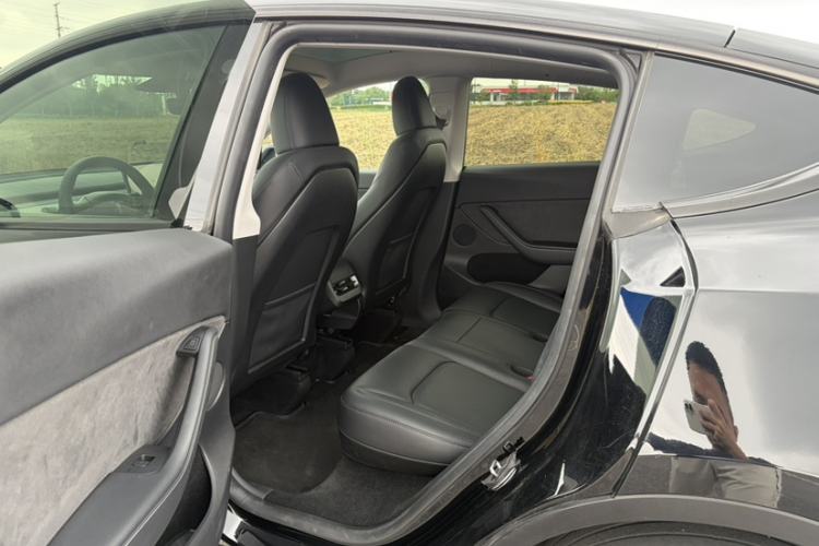 Used Tesla Model Y 2023 Rear-Wheel-Drive Version Interior 2