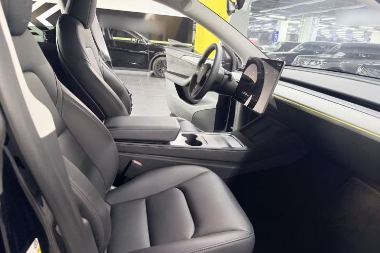 Used Tesla Model Y 2023 Rear-Wheel-Drive Version Interior 2