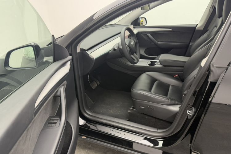 Used Tesla Model Y 2023 Rear-Wheel-Drive Version Interior 2
