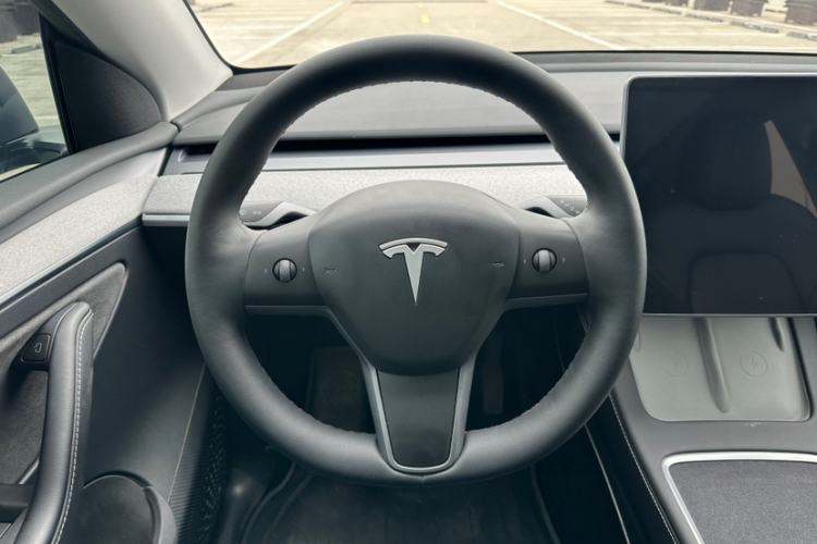 Used Tesla Model Y 2023 Rear-Wheel-Drive Version Interior 2
