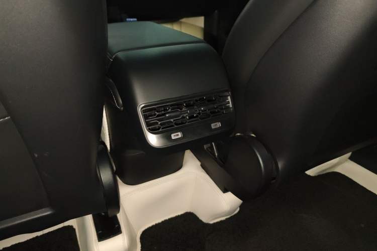 Used Tesla Model Y 2023 Rear-Wheel-Drive Version Interior 2