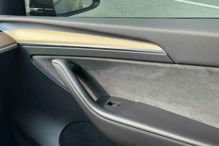 Used Tesla Model Y 2023 Long-Range All-Wheel-Drive Version Interior 2