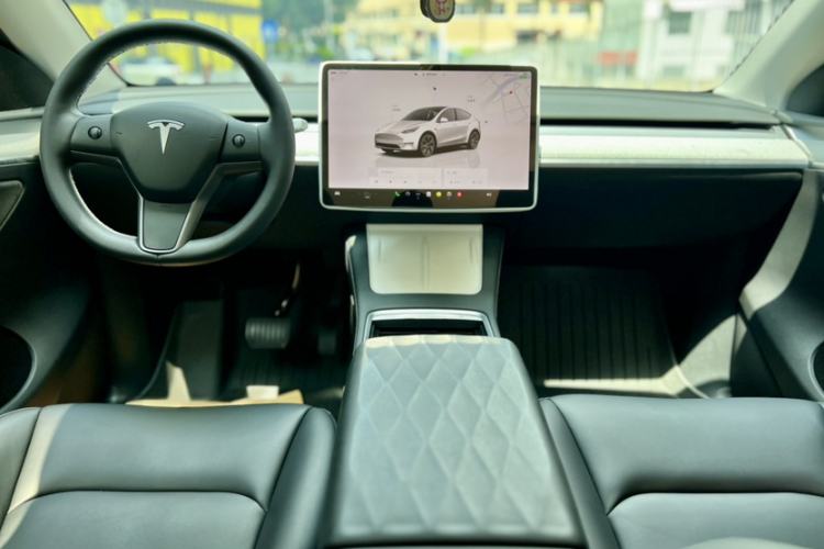 Used Tesla Model Y 2023 Rear-Wheel-Drive Version Interior 2