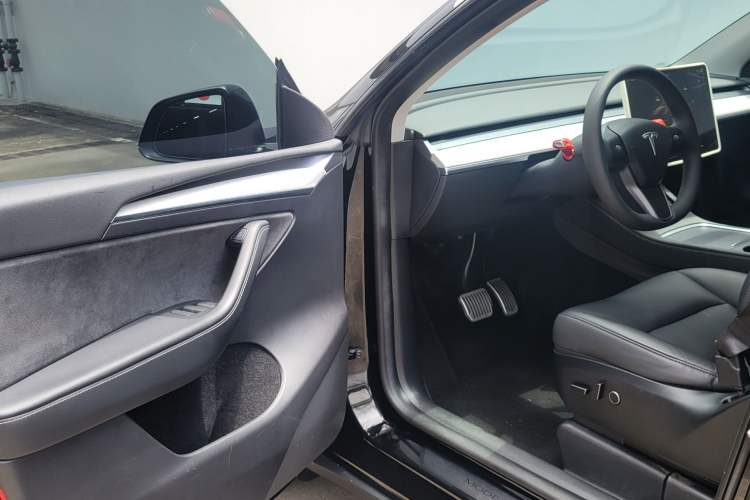 Used Tesla Model Y 2023 Rear-Wheel-Drive Version Interior 2