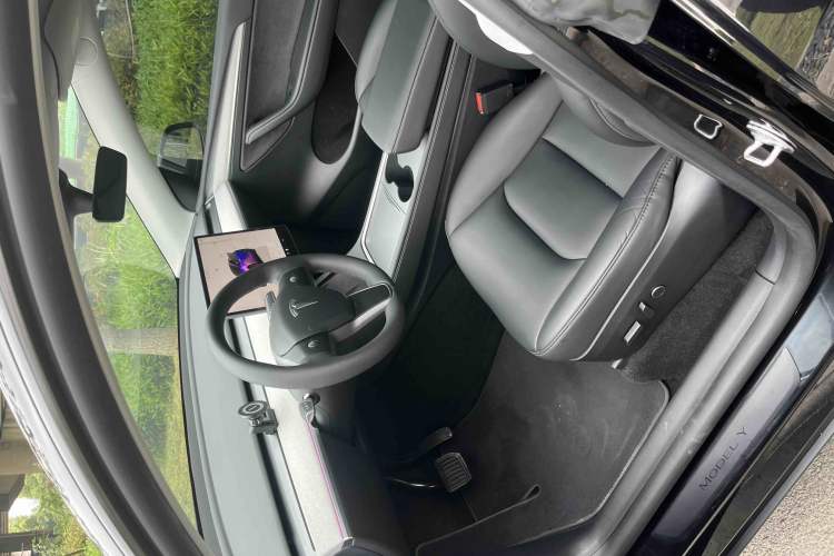 Used Tesla Model Y 2023 Rear-Wheel-Drive Version Interior 2