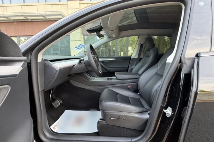 Used Tesla Model Y 2023 Rear-Wheel-Drive Version Interior 2