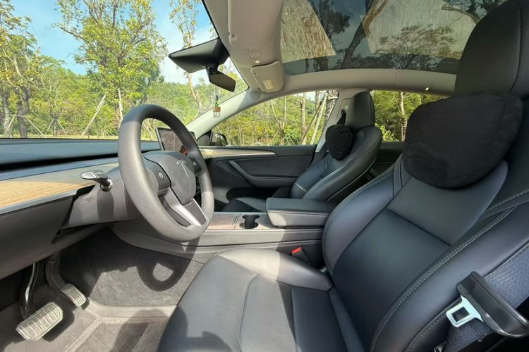Used Tesla Model Y 2023 Long-Range All-Wheel-Drive Version Interior 2