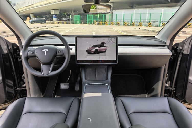 Used Tesla Model Y 2023 Rear-Wheel-Drive Version Interior 2