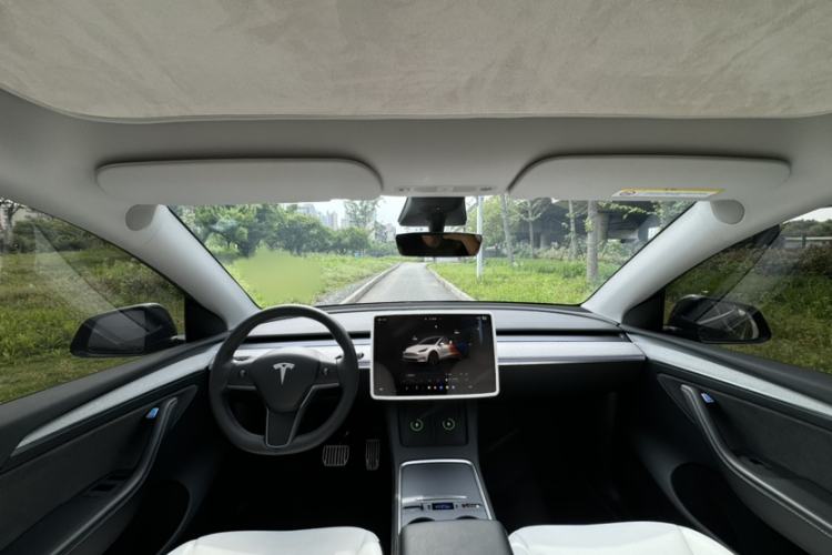 Used Tesla Model Y 2023 Rear-Wheel-Drive Version Interior 2