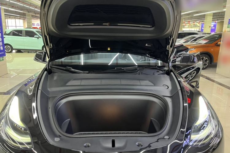 Used Tesla Model Y 2023 Rear-Wheel-Drive Version Interior 2
