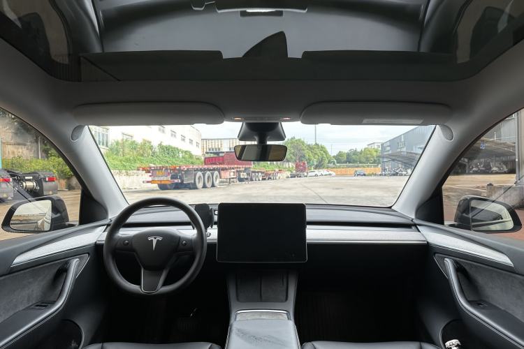 Used Tesla Model Y 2023 Rear-Wheel-Drive Version Interior 2