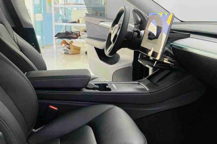 Used Tesla Model Y 2023 Rear-Wheel-Drive Version Interior 2