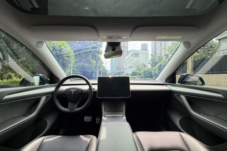 Used Tesla Model Y 2023 Rear-Wheel-Drive Version Interior 2