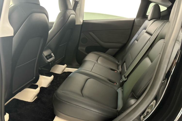 Used Tesla Model Y 2023 Rear-Wheel-Drive Version Interior 3