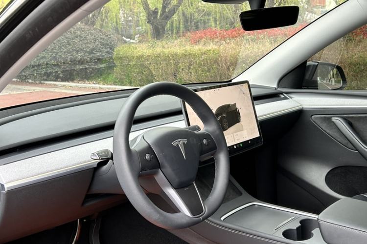 Used Tesla Model Y 2023 Long-Range All-Wheel-Drive Version Interior 3