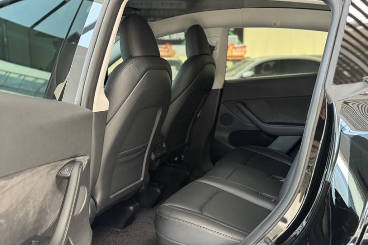 Used Tesla Model Y 2023 Long-Range All-Wheel-Drive Version Interior 3