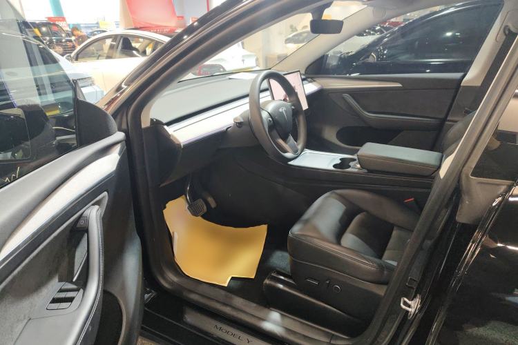 Used Tesla Model Y 2023 Long-Range All-Wheel-Drive Version Interior 3