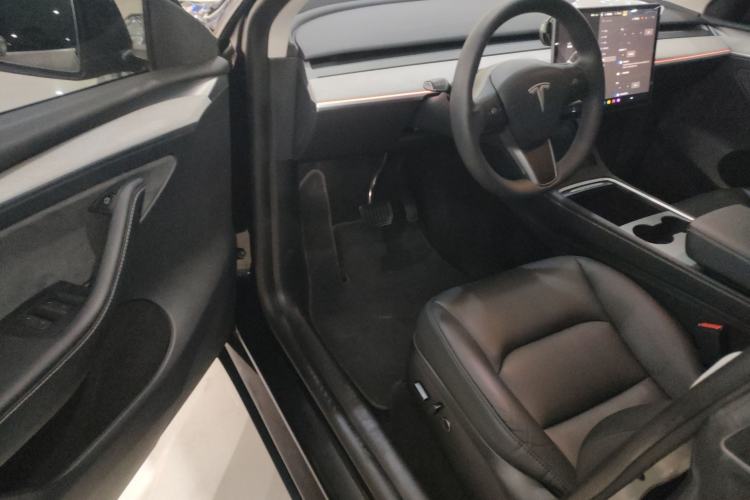 Used Tesla Model Y 2023 Rear-Wheel-Drive Version Interior 3