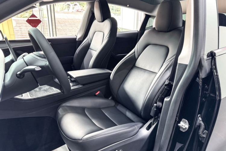 Used Tesla Model Y 2023 Rear-Wheel-Drive Version Interior 3