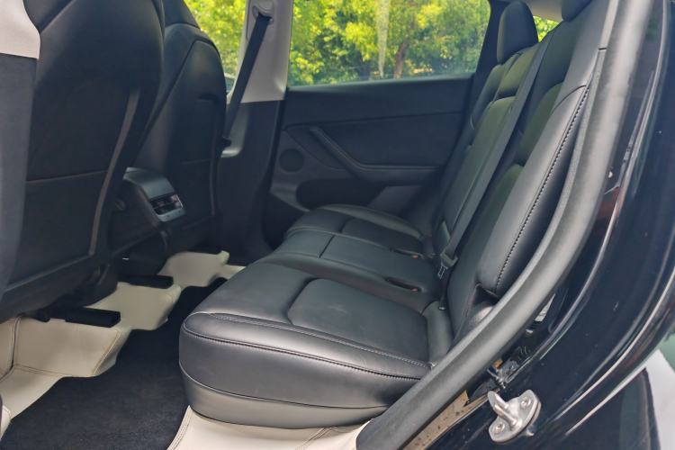 Used Tesla Model Y 2023 Rear-Wheel-Drive Version Interior 3
