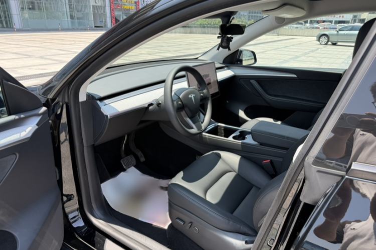 Used Tesla Model Y 2023 Rear-Wheel-Drive Version Interior 3