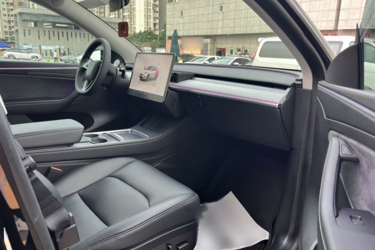 Used Tesla Model Y 2023 Long-Range All-Wheel-Drive Version Interior 3