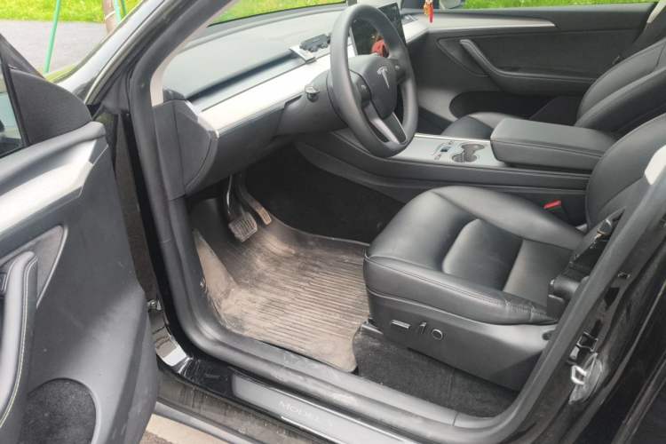 Used Tesla Model Y 2023 Rear-Wheel-Drive Version Interior 3