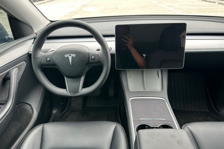 Used Tesla Model Y 2023 Rear-Wheel-Drive Version Interior 3