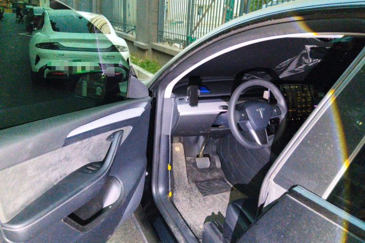 Used Tesla Model Y 2023 Long-Range All-Wheel-Drive Version Interior 3