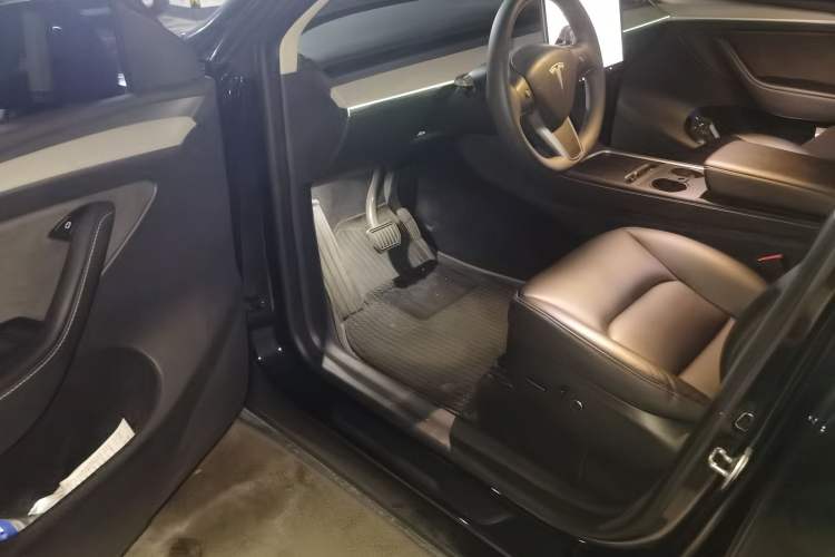Used Tesla Model Y 2023 Rear-Wheel-Drive Version Interior 3