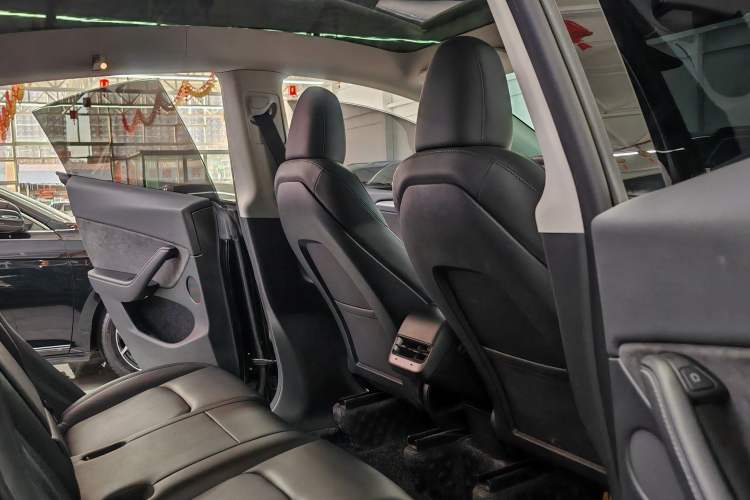 Used Tesla Model Y 2023 Rear-Wheel-Drive Version Interior 3